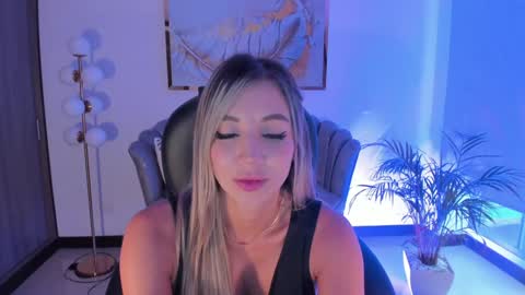 Zoe Presley  online show from 02/01/25, 10:13