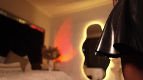 zoevidal_ online show from 10/08/25, 12:03