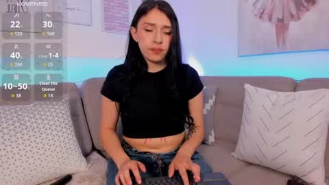 Snapshot of zoey_monroe_ chatting on 06/12/26, 01:32 Zoey online show from 06/12/26, 01:32