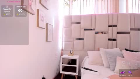 zoey thommpson online show from 11/06/25, 07:59