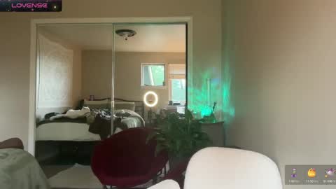 Zoeydanner online show from 01/07/25, 08:52