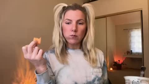 Zoeydanner online show from 01/21/25, 07:06