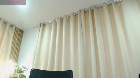 Snapshot of zohet_kriss chatting on 10/20/25, 03:45 CALL ME Z O H E T online show from 10/20/25, 03:45