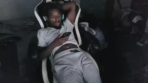 Snapshot of zoneingout chatting on 11/13/25, 03:38 zoneingout online show from 11/13/25, 03:38