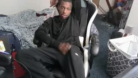 Snapshot of zoneingout chatting on 12/14/25, 05:24 zoneingout online show from 12/14/25, 05:24