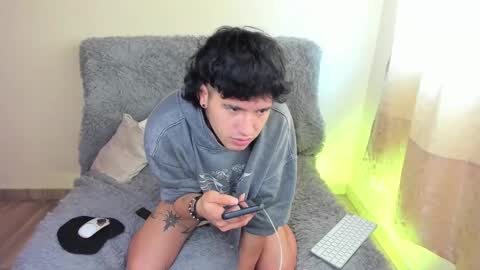 Snapshot of zoren333 chatting on 10/22/25, 04:40 ZOREN online show from 10/22/25, 04:40