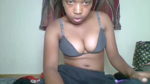 zyraelle_01 online show from 04/25/26, 05:21
