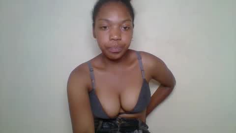 zyraelle_01 online show from 05/01/26, 09:41