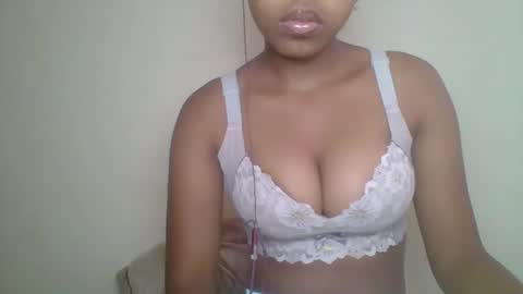 zyraelle_01 online show from 05/15/26, 08:43