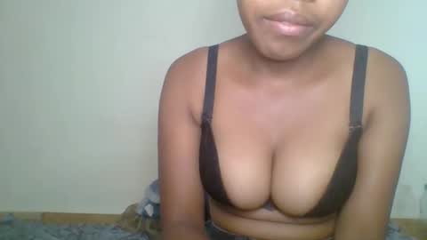 zyraelle_01 online show from 05/17/26, 08:05