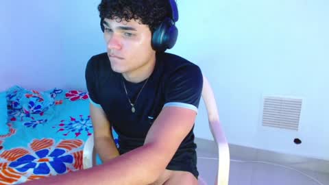 Snapshot of zyrosxk chatting on 01/27/25, 11:00 antonio felipe online show from 01/27/25, 11:00