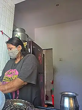 MOM-SUN-COUPLE online show from 10/13/25, 08:58