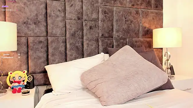 Snapshot of Petit-Rosse chatting on 12/17/24, 03:17 Petit-Rosse online show from 12/17/24, 03:17