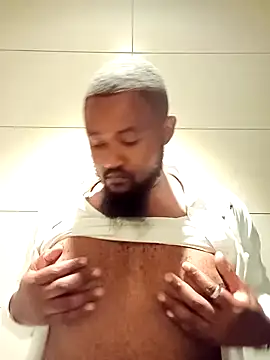 Snapshot of douksm chatting on 02/07/25, 12:17 douksm online show from 02/07/25, 12:17