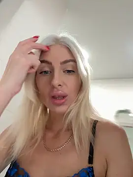 Mia Roxie online show from 10/13/25, 02:44