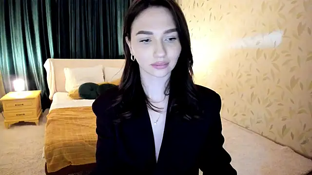 Snapshot of GracefulLook chatting on 10/04/25, 07:45 GracefulLook online show from 10/04/25, 07:45