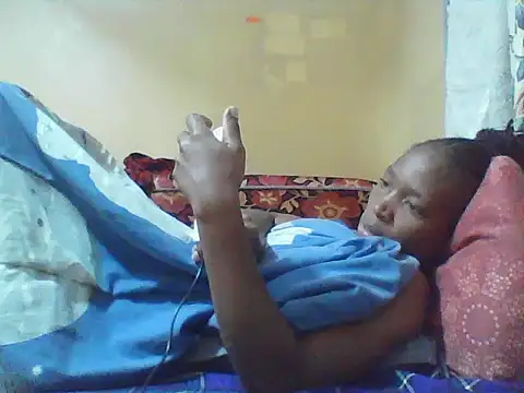 Snapshot of Smillie_prety chatting on 06/12/26, 04:00 Smillie prety online show from 06/12/26, 04:00
