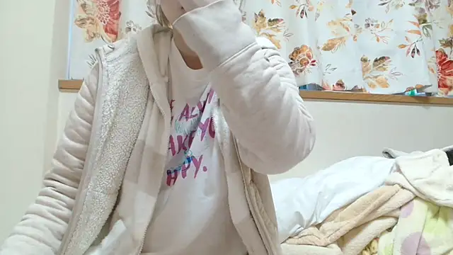 Snapshot of liliyRiSAcha-n chatting on 12/19/24, 05:51 liliyRiSAcha-n online show from 12/19/24, 05:51