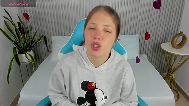 Snapshot of nataly_rodri chatting on 02/15/25, 12:11 nataly rodri online show from 02/15/25, 12:11