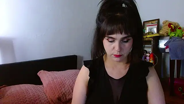 Snapshot of collette_beaufoy_ chatting on 06/18/26, 12:53 collette beaufoy online show from 06/18/26, 12:53