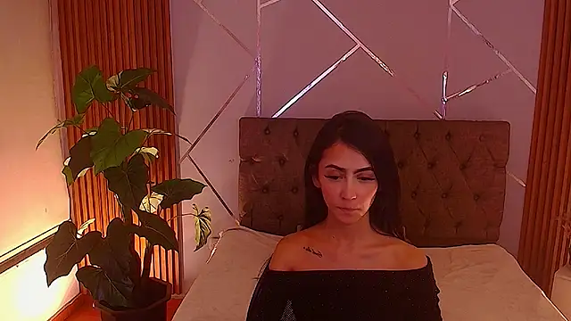 Coralinnee  online show from 05/06/26, 05:35