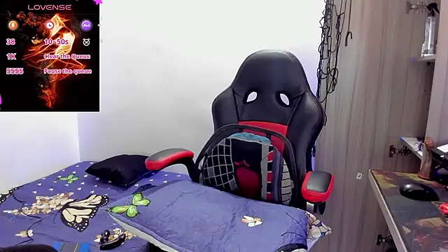 Snapshot of Aron_Baylor chatting on 10/19/25, 06:47 Aron Baylor online show from 10/19/25, 06:47