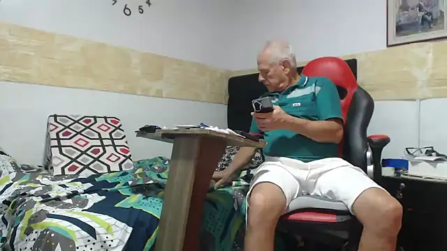 VALENTINO1983  online show from 11/20/25, 02:45