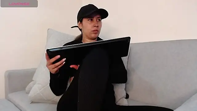 marthina thompsson online show from 09/29/25, 03:55