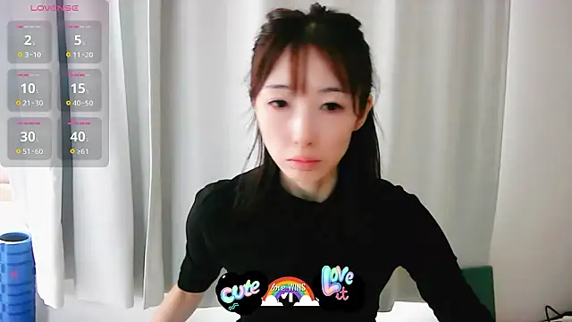 Snapshot of Love_me_Eri_ chatting on 10/18/25, 04:04 Love me Eri online show from 10/18/25, 04:04