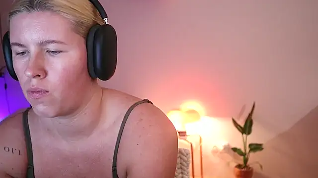 Snapshot of moonamii chatting on 12/04/24, 08:51 moonamii online show from 12/04/24, 08:51