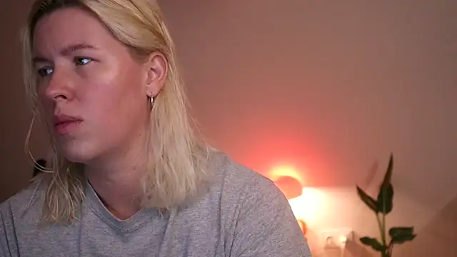 Snapshot of moonamii chatting on 12/10/24, 02:17 moonamii online show from 12/10/24, 02:17