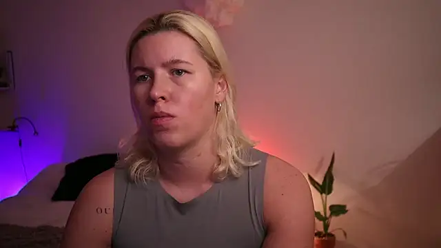 Snapshot of moonamii chatting on 12/11/24, 04:20 moonamii online show from 12/11/24, 04:20