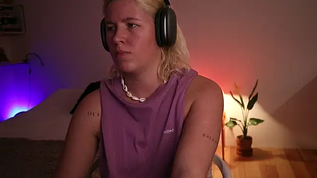 Snapshot of moonamii chatting on 01/09/25, 09:26 moonamii online show from 01/09/25, 09:26