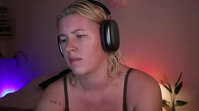 Snapshot of moonamii chatting on 01/10/25, 04:30 moonamii online show from 01/10/25, 04:30