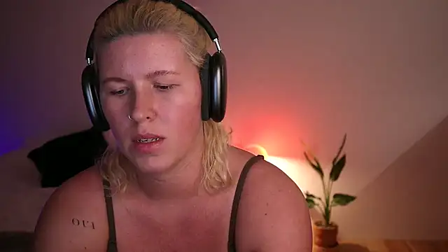 Snapshot of moonamii chatting on 01/16/25, 08:46 moonamii online show from 01/16/25, 08:46