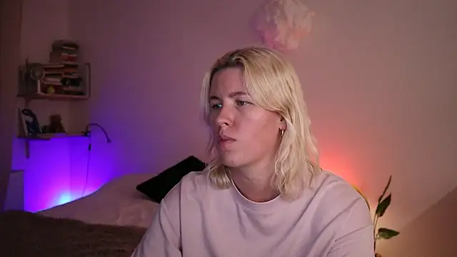 Snapshot of moonamii chatting on 01/24/25, 10:30 moonamii online show from 01/24/25, 10:30