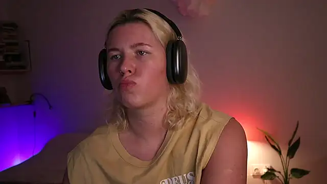 Snapshot of moonamii chatting on 01/30/25, 05:17 moonamii online show from 01/30/25, 05:17