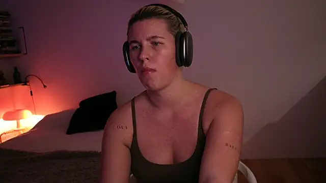 Snapshot of moonamii chatting on 02/19/25, 02:44 moonamii online show from 02/19/25, 02:44