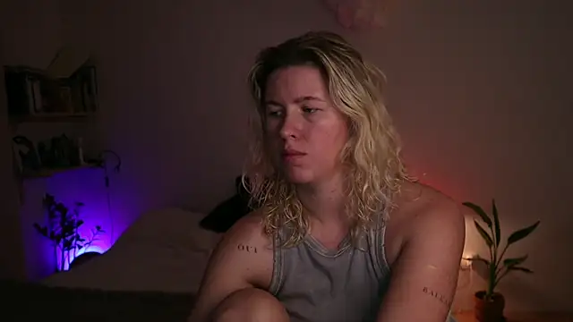 Snapshot of moonamii chatting on 09/26/25, 04:22 moonamii online show from 09/26/25, 04:22