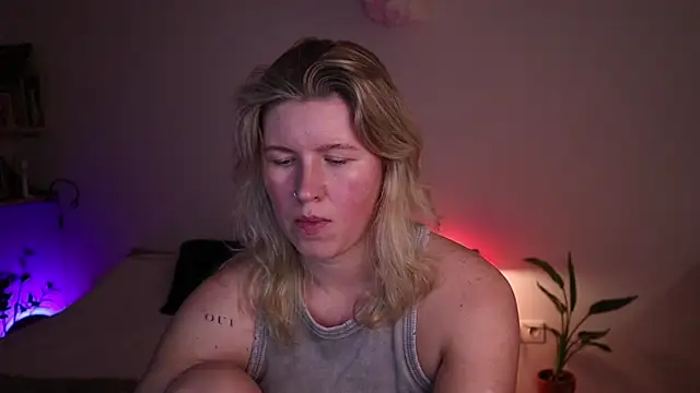 Snapshot of moonamii chatting on 10/20/25, 04:29 moonamii online show from 10/20/25, 04:29