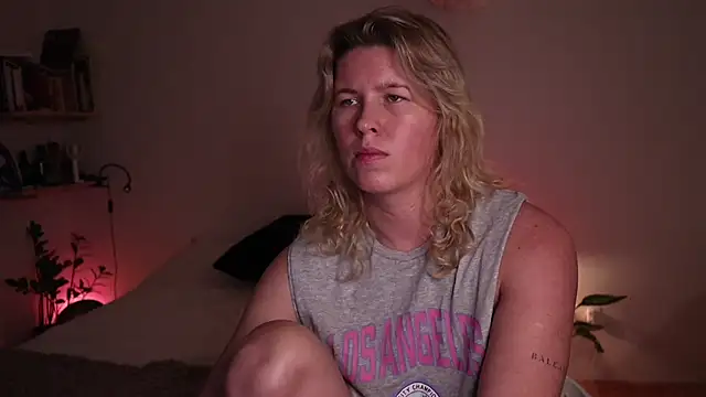 Snapshot of moonamii chatting on 10/31/25, 06:42 moonamii online show from 10/31/25, 06:42