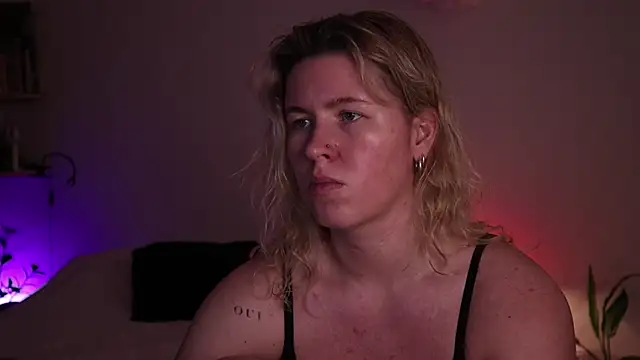 Snapshot of moonamii chatting on 11/11/25, 04:18 moonamii online show from 11/11/25, 04:18