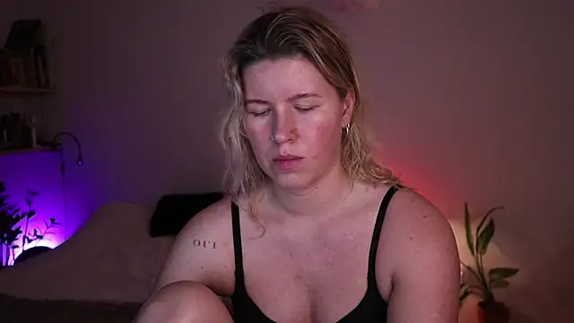 Snapshot of moonamii chatting on 11/13/25, 06:40 moonamii online show from 11/13/25, 06:40