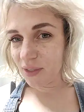 Snapshot of Linda_Gregory chatting on 10/20/25, 02:01 Linda Gregory online show from 10/20/25, 02:01