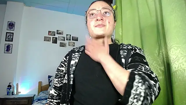 Snapshot of monkeywillwhite chatting on 10/31/25, 12:11 monkeywillwhite online show from 10/31/25, 12:11