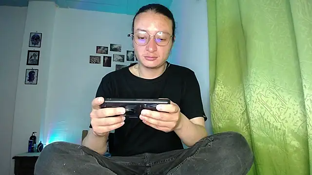 Snapshot of monkeywillwhite chatting on 11/28/25, 02:03 monkeywillwhite online show from 11/28/25, 02:03