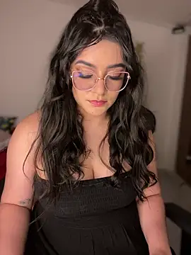 Lia flowers online show from 12/13/25, 11:54