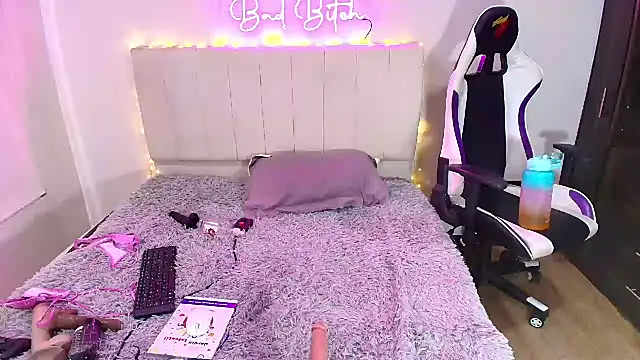 Snapshot of a_belladanger chatting on 12/22/24, 08:25 a belladanger online show from 12/22/24, 08:25