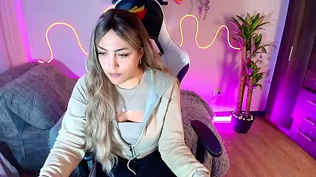 Snapshot of a_belladanger chatting on 02/19/25, 02:12 a belladanger online show from 02/19/25, 02:12