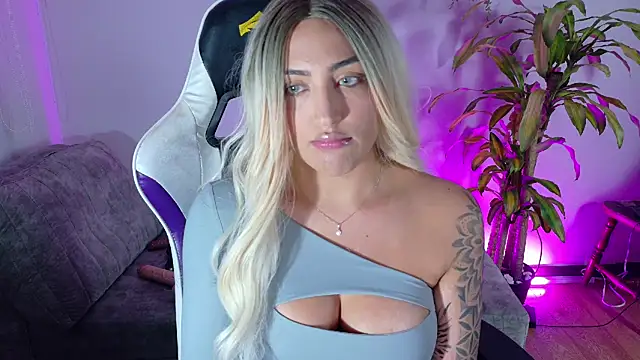 Snapshot of a_belladanger chatting on 10/25/25, 01:35 a belladanger online show from 10/25/25, 01:35